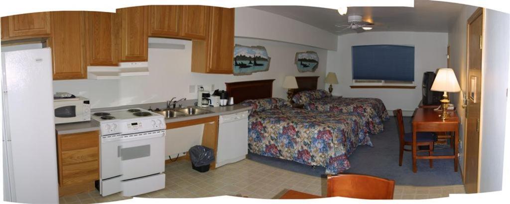 Frontier Suites Hotel In Джуно Экстерьер фото