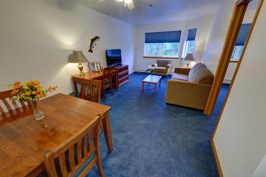 Frontier Suites Hotel In Джуно Экстерьер фото