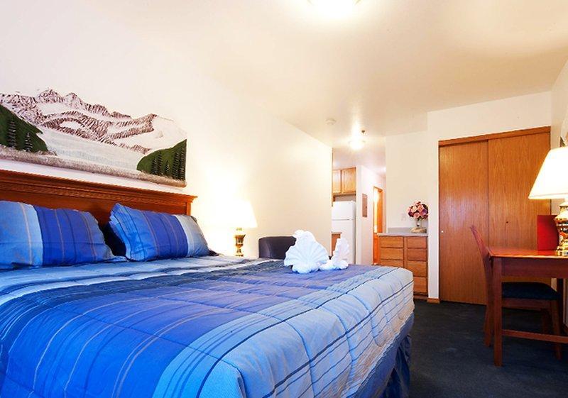 Frontier Suites Hotel In Джуно Экстерьер фото