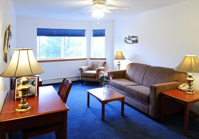 Frontier Suites Hotel In Джуно Экстерьер фото