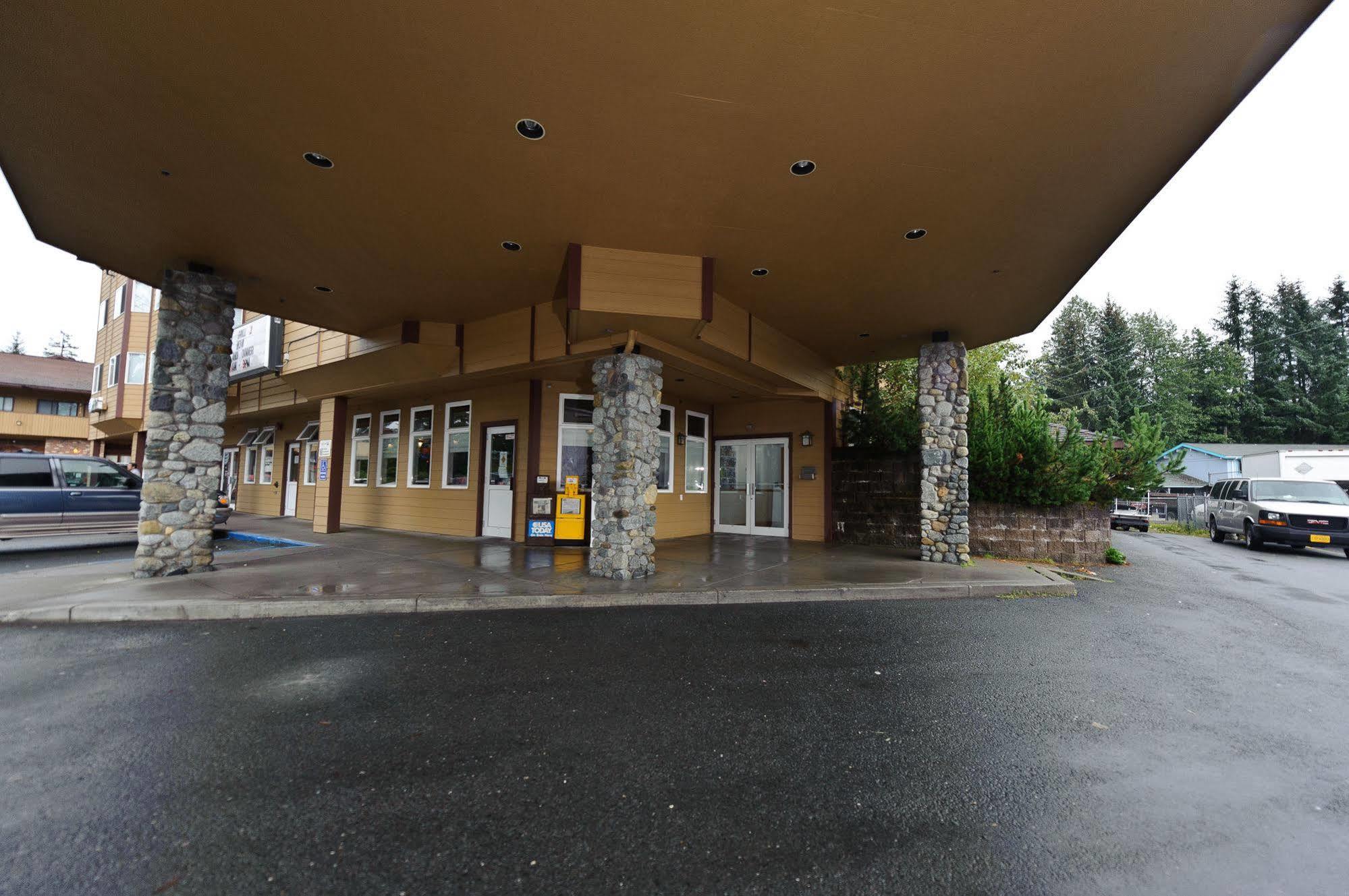 Frontier Suites Hotel In Джуно Экстерьер фото
