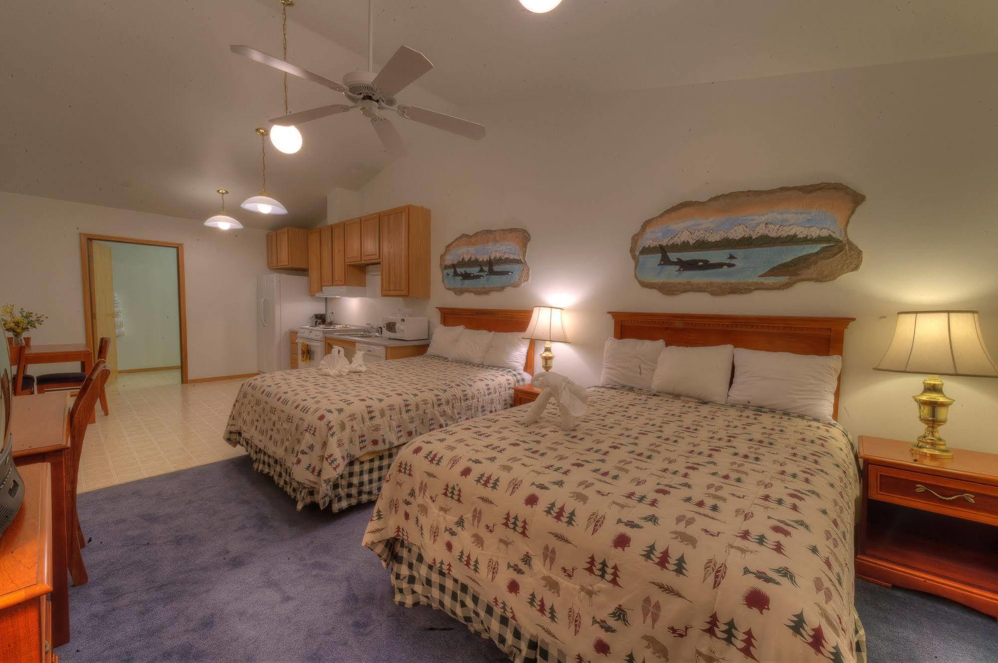Frontier Suites Hotel In Джуно Экстерьер фото