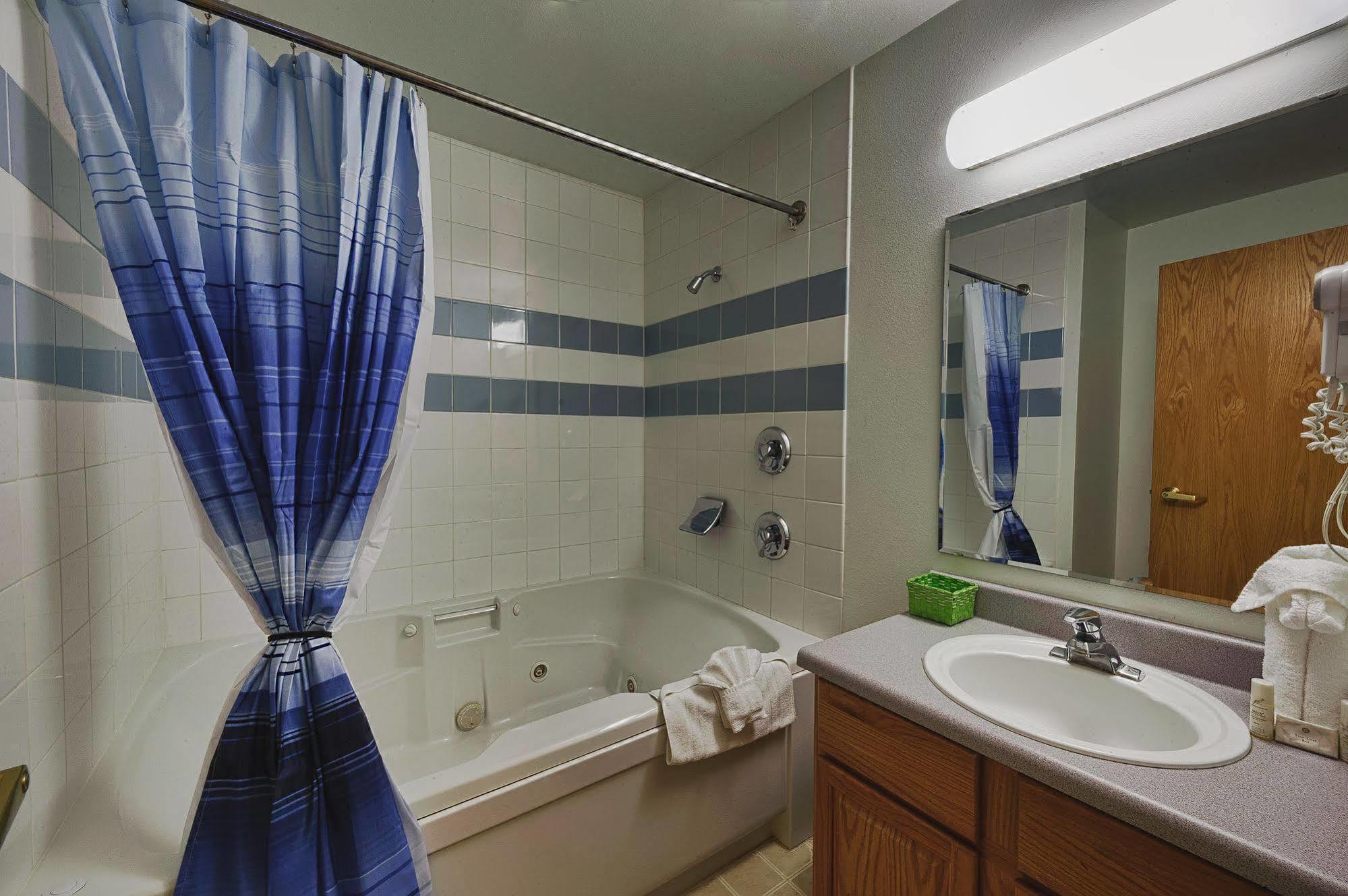 Frontier Suites Hotel In Джуно Экстерьер фото
