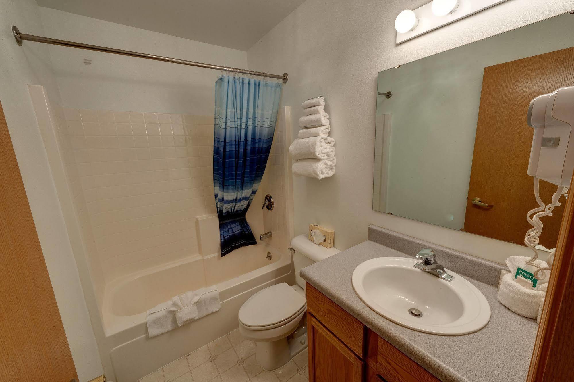 Frontier Suites Hotel In Джуно Экстерьер фото