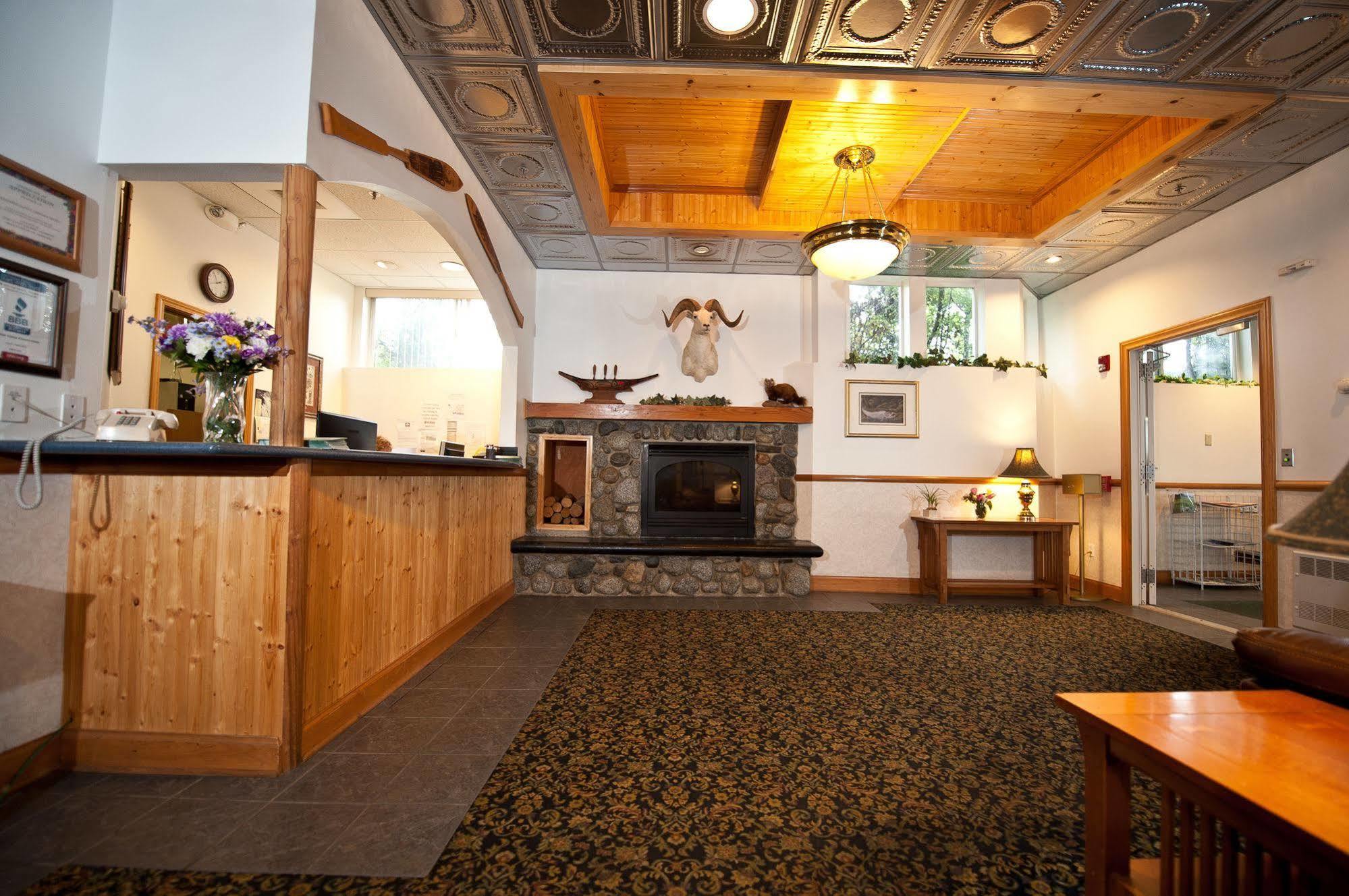 Frontier Suites Hotel In Джуно Экстерьер фото