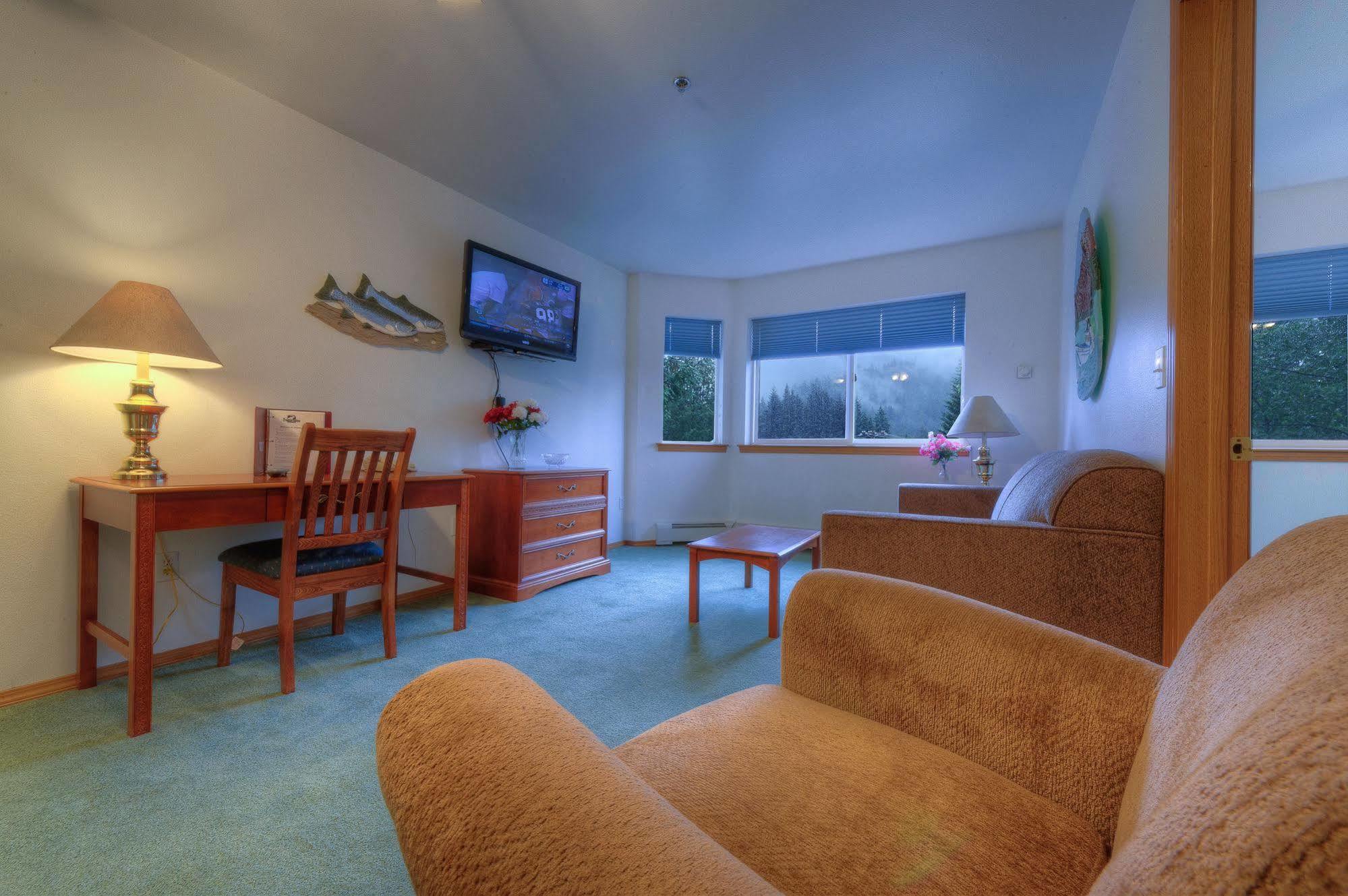 Frontier Suites Hotel In Джуно Экстерьер фото