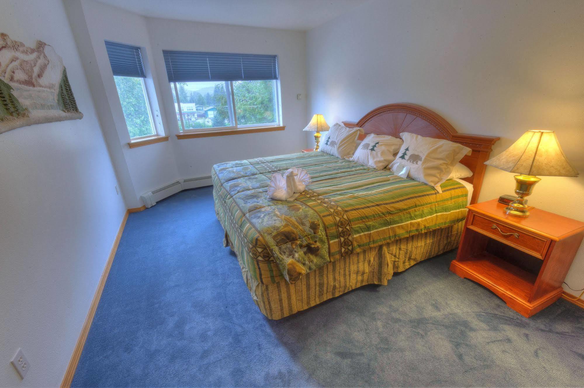 Frontier Suites Hotel In Джуно Экстерьер фото