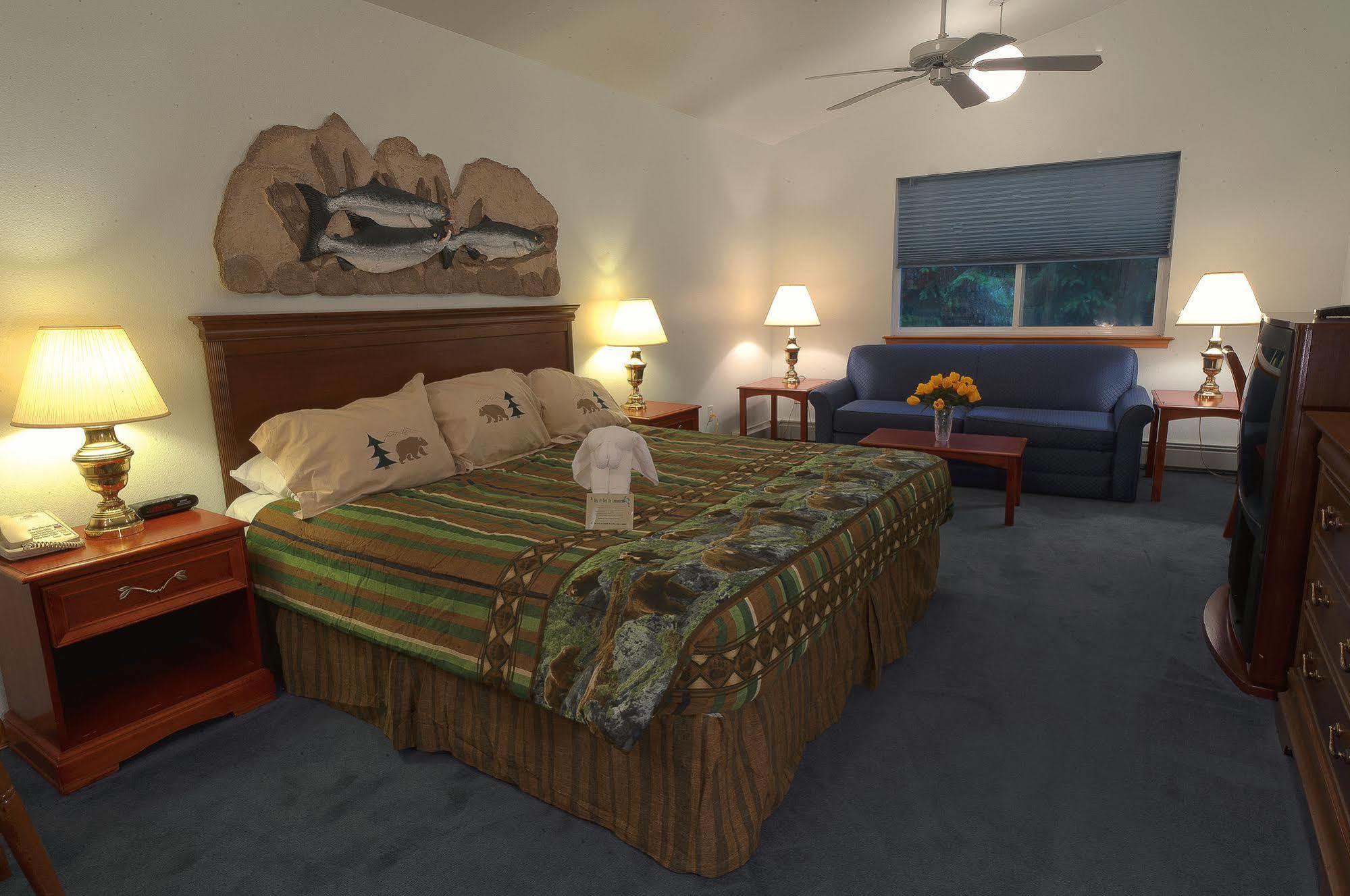Frontier Suites Hotel In Джуно Экстерьер фото